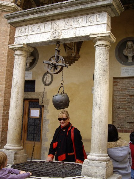 sienne touriste au puits02.jpg